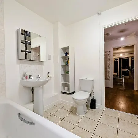 Apartment Large, Plant Filled Flat With Balcony London