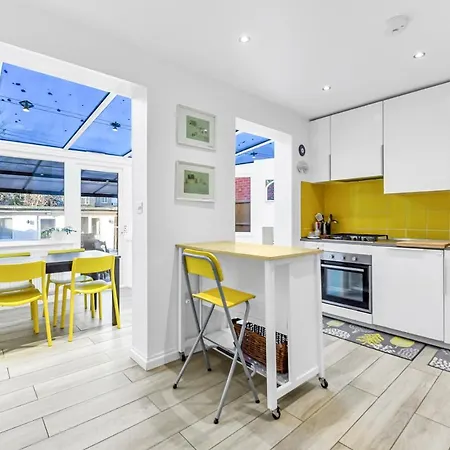 Holiday home Family House In The Heart Of Hanwell With 5 Stars! *