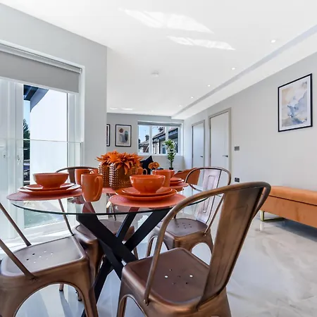 Beautiful, Stylish & Modern - Great For Transport! Apartment