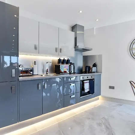 Beautiful, Stylish & Modern - Great For Transport! * London
