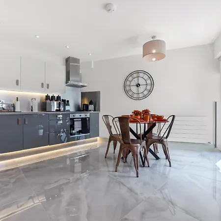 Beautiful, Stylish & Modern - Great For Transport! Apartment *