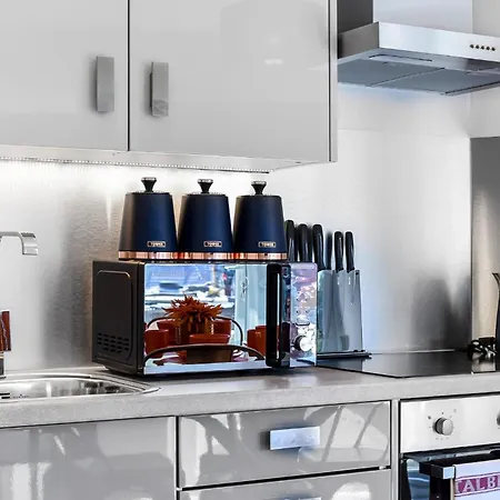Beautiful, Stylish & Modern - Great For Transport! Apartment