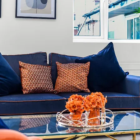 Beautiful, Stylish & Modern - Great For Transport! *