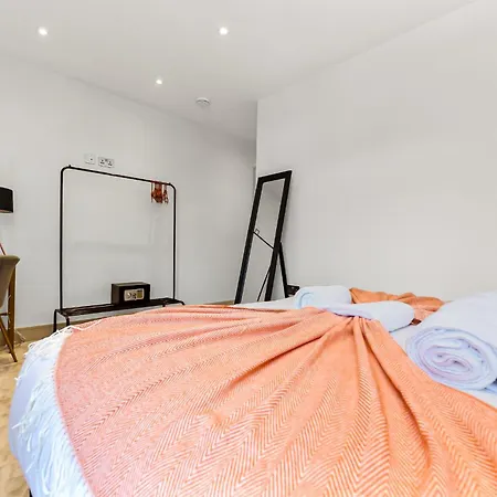 Apartment Beautiful, Stylish & Modern - Great For Transport! London