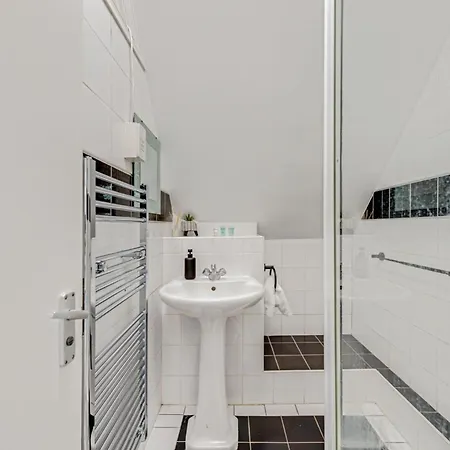 Sweet And Lovely 2br With Free Parking London