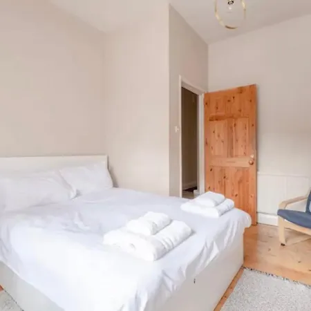 Stylish 2 Bed Garden Flat In Zone 1 Central *