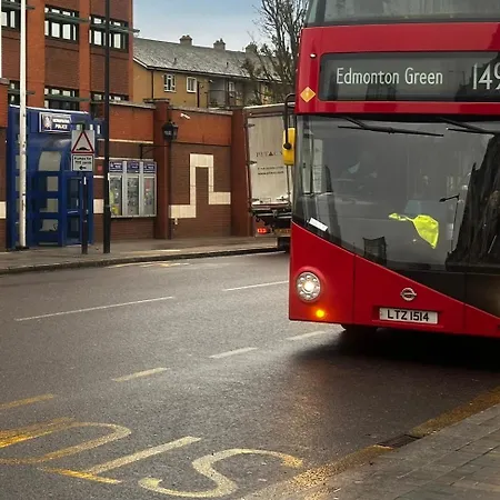 2 Bed 2 Bath - Free Parking - 3min Walk To The Train Station - 19min To Liverpool Street 5min To Victoria Line 1gb Broadband Super Fast Internet Ground Floor 100s Of Shops Restaurants Bakeries 24-hour Asda Superst Apartamento *
