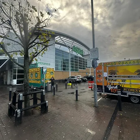 Apartamento 2 Bed 2 Bath - Free Parking - 3min Walk To The Train Station - 19min To Liverpool Street 5min To Victoria Line 1gb Broadband Super Fast Internet Ground Floor 100s Of Shops Restaurants Bakeries 24-hour Asda Superst Londres