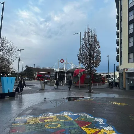2 Bed 2 Bath - Free Parking - 3min Walk To The Train Station - 19min To Liverpool Street 5min To Victoria Line 1gb Broadband Super Fast Internet Ground Floor 100s Of Shops Restaurants Bakeries 24-hour Asda Superst Londres