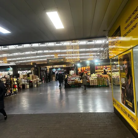 2 Bed 2 Bath - Free Parking - 3min Walk To The Train Station - 19min To Liverpool Street 5min To Victoria Line 1gb Broadband Super Fast Internet Ground Floor 100s Of Shops Restaurants Bakeries 24-hour Asda Superst *