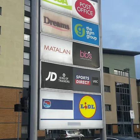 2 Bed 2 Bath - Free Parking - 3min Walk To The Train Station - 19min To Liverpool Street 5min To Victoria Line 1gb Broadband Super Fast Internet Ground Floor 100s Of Shops Restaurants Bakeries 24-hour Asda Superst * Londres