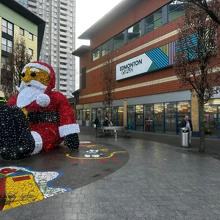 2 Bed 2 Bath - Free Parking - 3min Walk To The Train Station - 19min To Liverpool Street 5min To Victoria Line 1gb Broadband Super Fast Internet Ground Floor 100s Of Shops Restaurants Bakeries 24-hour Asda Superst Apartamento