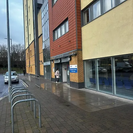 2 Bed 2 Bath - Free Parking - 3min Walk To The Train Station - 19min To Liverpool Street 5min To Victoria Line 1gb Broadband Super Fast Internet Ground Floor 100s Of Shops Restaurants Bakeries 24-hour Asda Superst Apartamento *