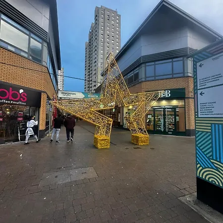 2 Bed 2 Bath - Free Parking - 3min Walk To The Train Station - 19min To Liverpool Street 5min To Victoria Line 1gb Broadband Super Fast Internet Ground Floor 100s Of Shops Restaurants Bakeries 24-hour Asda Superst * Londres