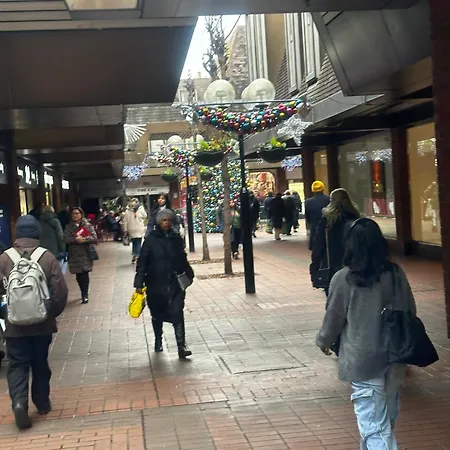 Apartamento 2 Bed 2 Bath - Free Parking - 3min Walk To The Train Station - 19min To Liverpool Street 5min To Victoria Line 1gb Broadband Super Fast Internet Ground Floor 100s Of Shops Restaurants Bakeries 24-hour Asda Superst