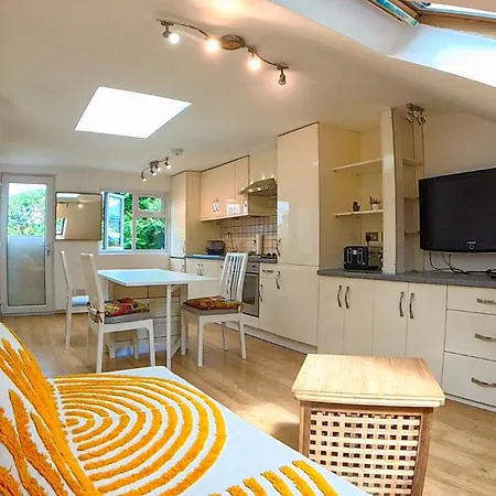 Apartment 1 Bed Attic Flat With Easy Reach To Centre