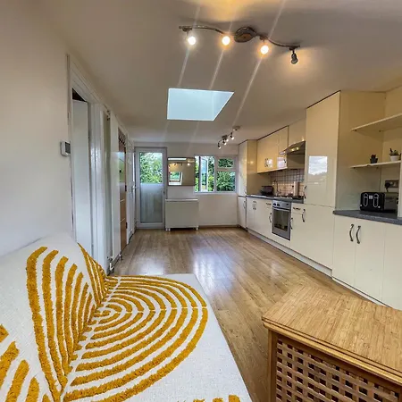 Apartment 1 Bed Attic Flat With Easy Reach To Centre *