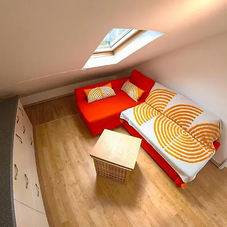 1 Bed Attic Flat With Easy Reach To Centre *