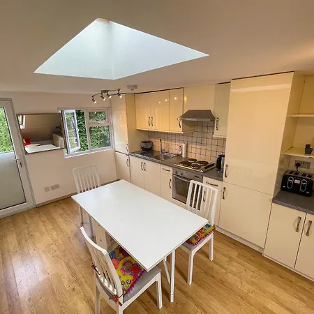 1 Bed Attic Flat With Easy Reach To Centre Apartment *