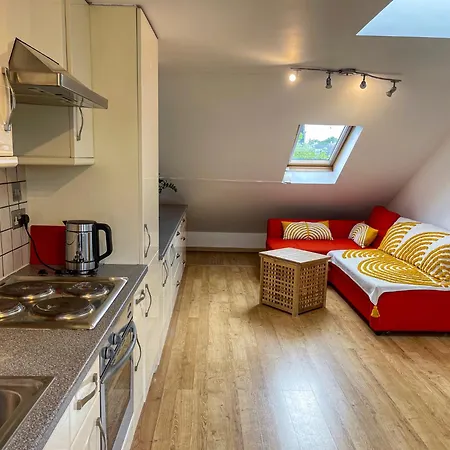 1 Bed Attic Flat With Easy Reach To Centre * London
