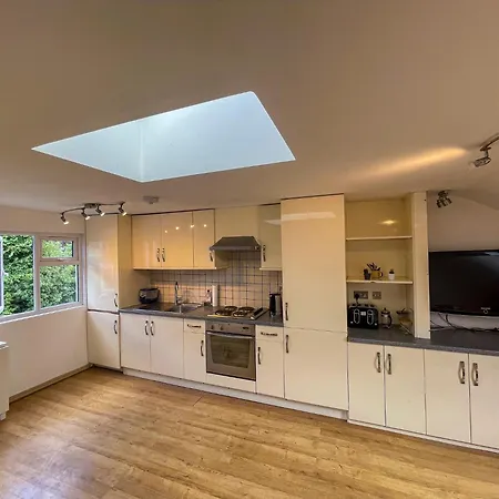 Apartment 1 Bed Attic Flat With Easy Reach To Centre