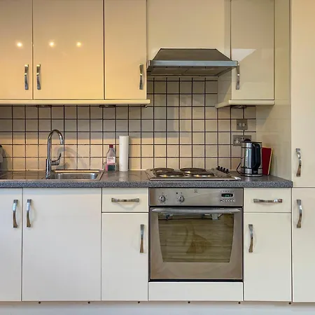 1 Bed Attic Flat With Easy Reach To Centre Apartment London