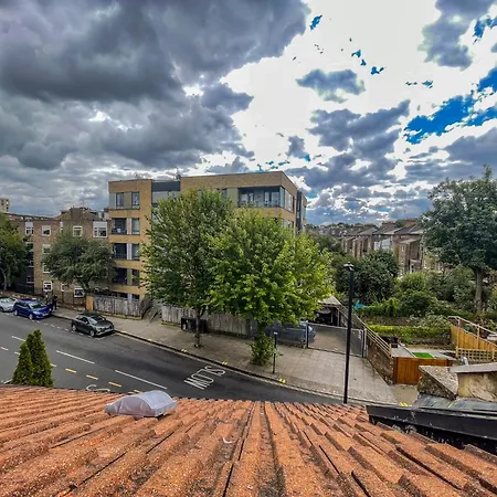 1 Bed Attic Flat With Easy Reach To Centre London