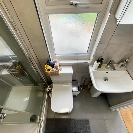 1 Bed Attic Flat With Easy Reach To Centre *