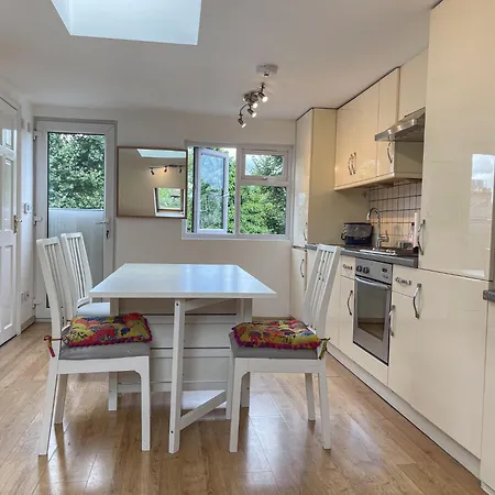 1 Bed Attic Flat With Easy Reach To Centre