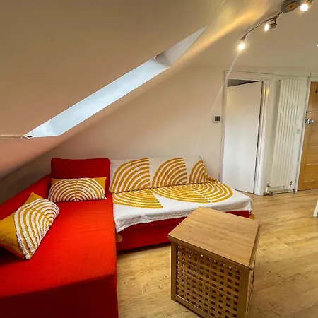 Apartment 1 Bed Attic Flat With Easy Reach To Centre London