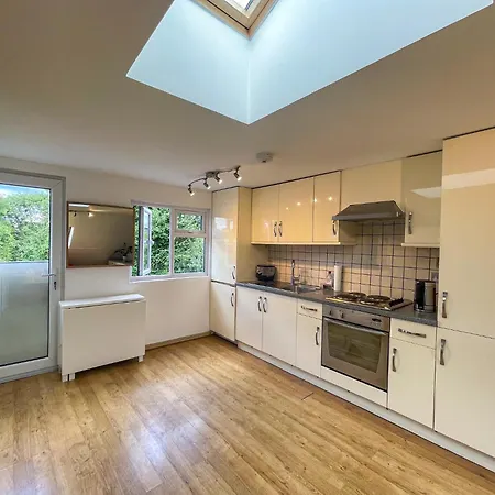 1 Bed Attic Flat With Easy Reach To Centre * London