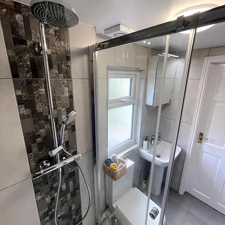 Apartment 1 Bed Attic Flat With Easy Reach To Centre London
