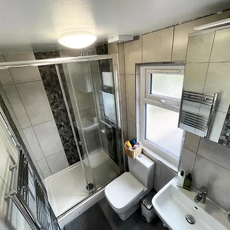 1 Bed Attic Flat With Easy Reach To Centre Apartment *
