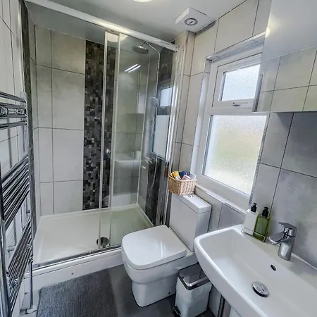 1 Bed Attic Flat With Easy Reach To Centre * London