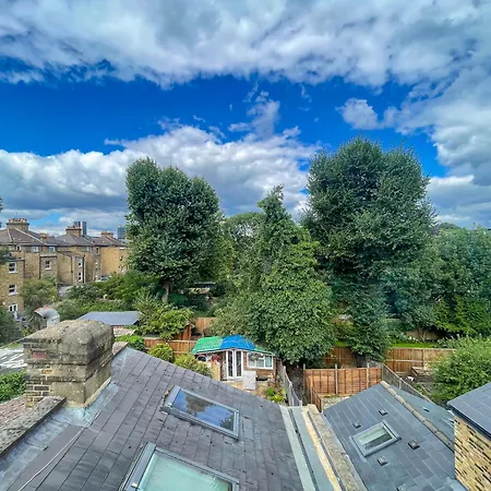 Apartment 1 Bed Attic Flat With Easy Reach To Centre
