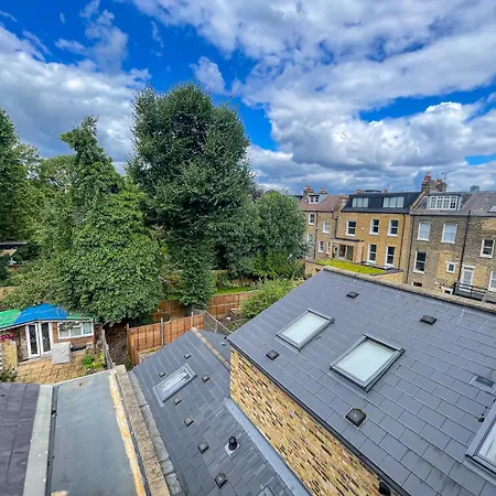 1 Bed Attic Flat With Easy Reach To Centre Apartment London