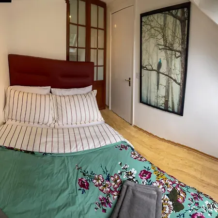 1 Bed Attic Flat With Easy Reach To Centre *