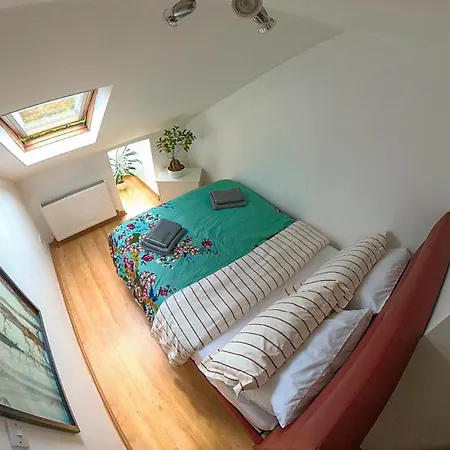 1 Bed Attic Flat With Easy Reach To Centre Apartment *