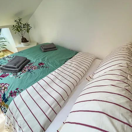 1 Bed Attic Flat With Easy Reach To Centre * London