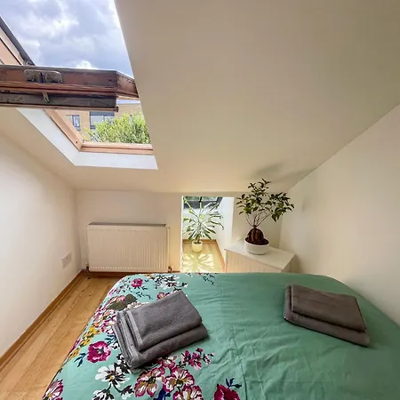 1 Bed Attic Flat With Easy Reach To Centre * London
