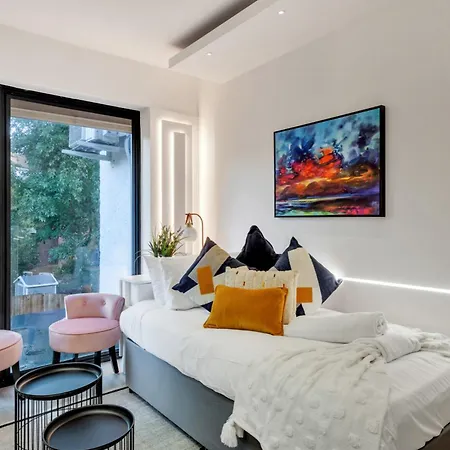 Cosy In Great Location! *