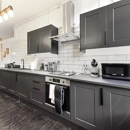 Trendy And Eccentric Flat In Hackney London