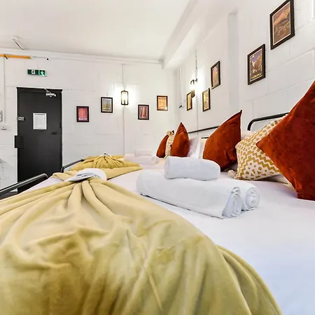Trendy And Eccentric Flat In Hackney London
