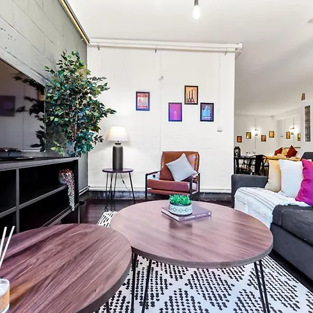 Trendy And Eccentric Flat In Hackney Apartment *