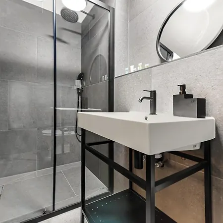 Trendy And Eccentric Flat In Hackney Apartment