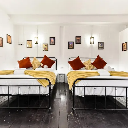 Trendy And Eccentric Flat In Hackney *