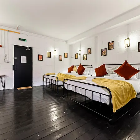 Trendy And Eccentric Flat In Hackney Apartment London