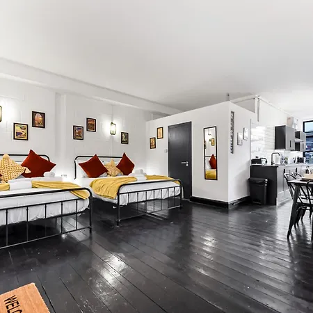 Trendy And Eccentric Flat In Hackney Apartment