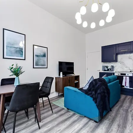 Fabulous One Bedroom Flat With Private Garden Apartment *