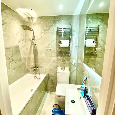 Comfortable One Bedroom Flat With Free Car Park In Apartment